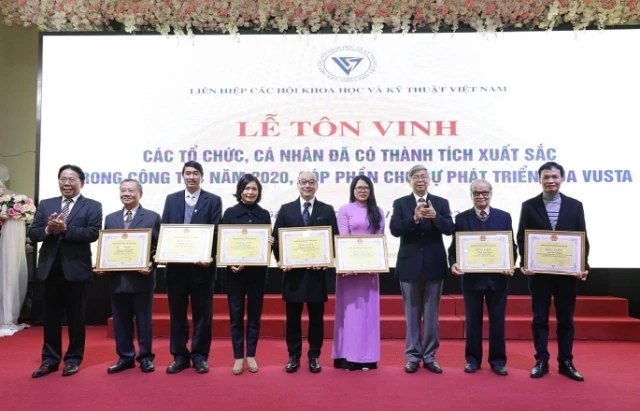 ặng bằng khen cho các cá nhân, tổ chức có thành tích xuất sắc năm 2020 đã đóng góp cho sự phát triển của VUSTA