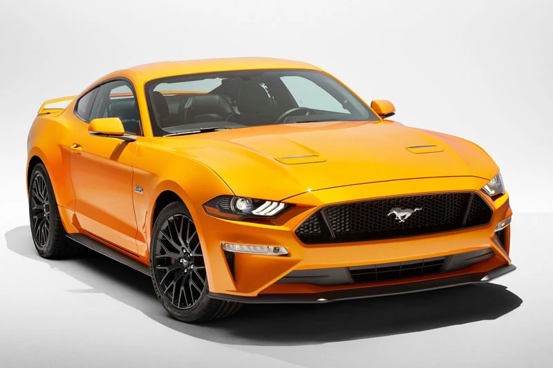 3. Ford Mustang 2020 (giá khởi điểm: 26.670 USD, điểm tổng thể: 8,8/10).