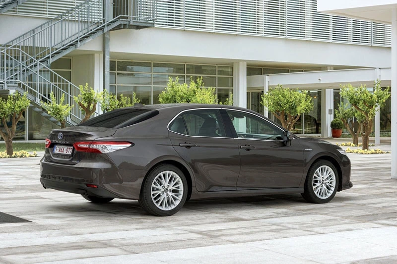 5. Toyota Camry Hybrid 2020 (giá khởi điểm: 28.430 USD, điểm tổng thể: 8,7/10).