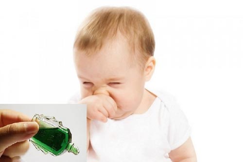 Tác hại đáng sợ khi dùng dầu gió cho trẻ sai cách