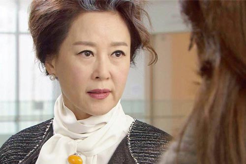 Cô vợ nhờ mẹ chồng và mẹ đẻ lên chăm con ai ngờ xảy ra "liên hoàn biến", đi vắng mở camera xem mới bàng hoàng với cảnh tượng ở nhà