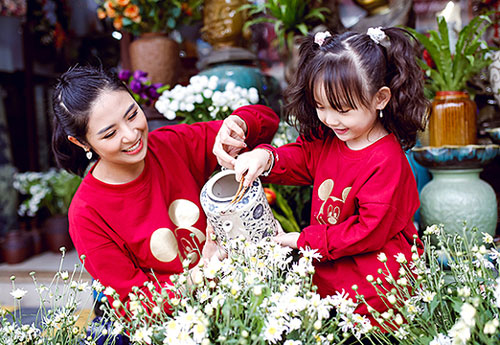 Con gái Hồng Quế quấn quýt bên Ngọc Hân