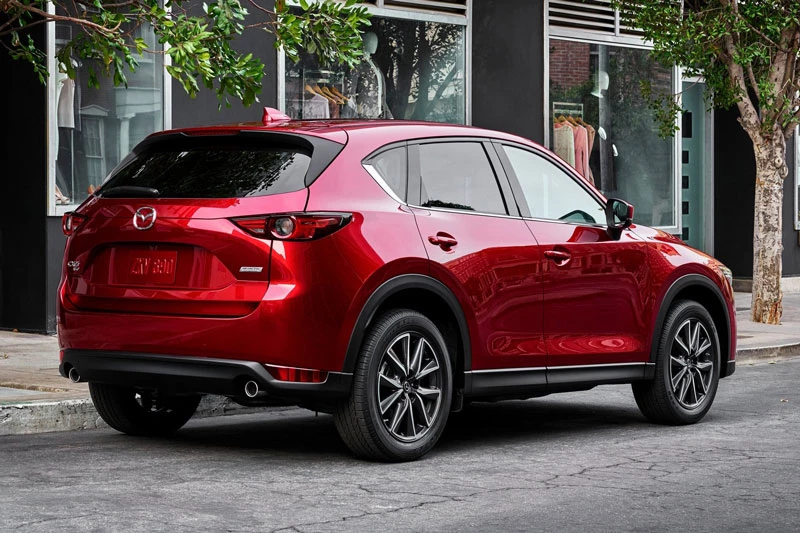 8. Mazda CX-5 2020 (giá khởi điểm: 25.190 USD, điểm tổng thể: 8.6/10).