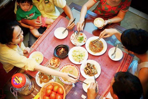 Những thói quen cần bỏ khi ngồi trong bàn ăn