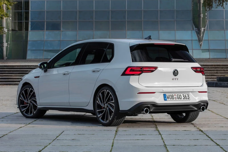 9. Volkswagen Golf GTI 2020 (giá khởi điểm: 28.595 USD, điểm tổng thể: 8.6/10).