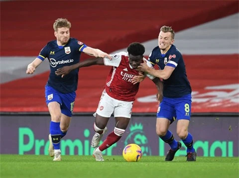 Saka (giữa) là người mở ra tình huống ghi bàn của Arsenal trước Southampton