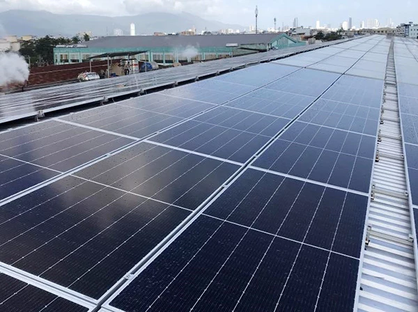 Công trình điện mặt trời áp mái do Công ty TNHH phát triển năng lượng Đà Nẵng đầu tư lắp đặt trên khuôn viên mái nhà xưởng của Công ty CP Dệt may 29/3, quận Thanh Khê, TP Đà Nẵng.