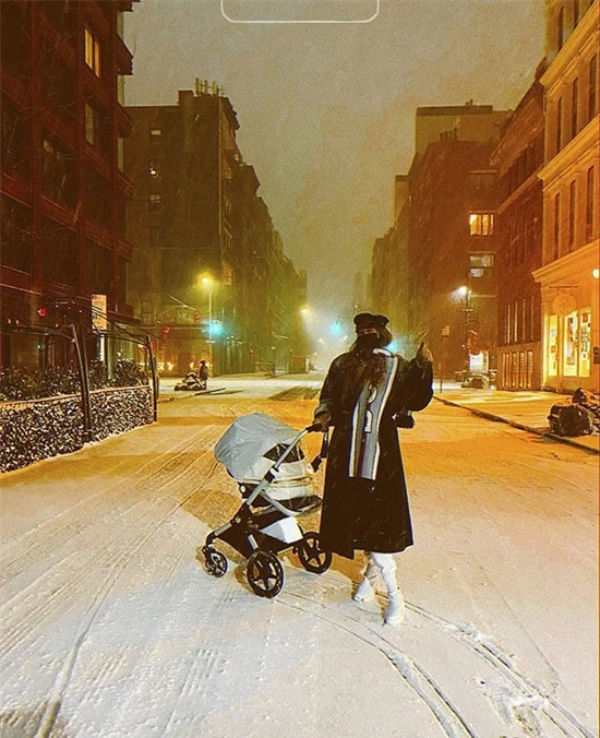 Gigi Hadid và con gái đi ngắm tuyết ở New York.