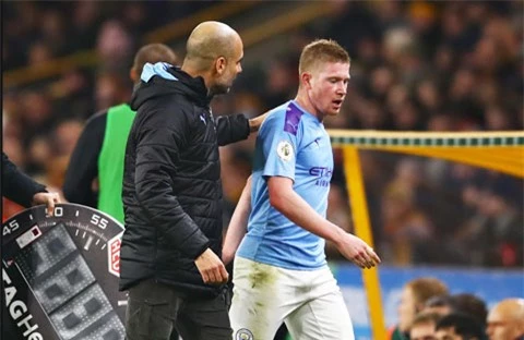 Pep luôn giục chuyền bóng cho De Bruyne