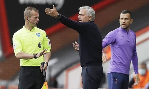 Mourinho luôn càu nhàu với trọng tài