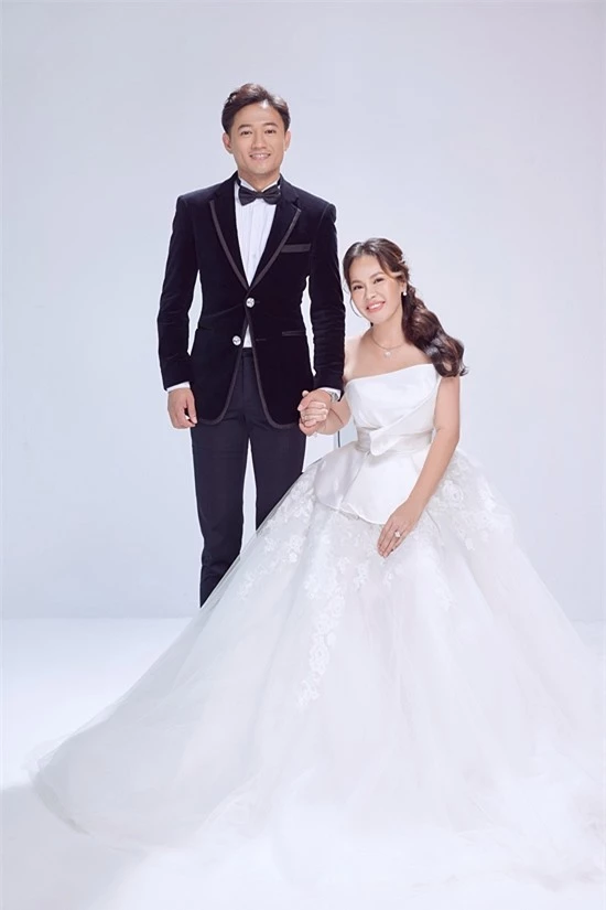 Ngoài bộ hình ngoại cảnh ở Phú Quốc, Quý Bình và vợ doanh nhân Ngọc Tiền chụp ảnh ở trong studio với trang phục cưới lộng lẫy.