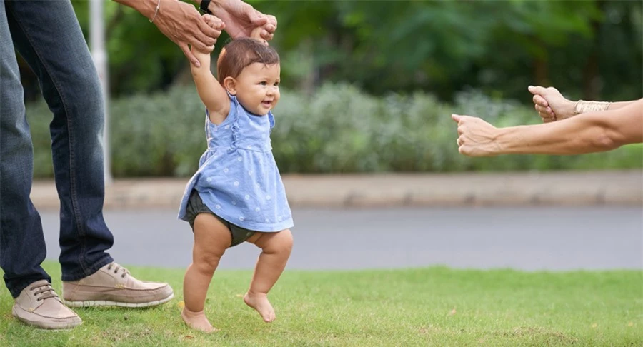 Không nên cho bé ngồi xe tập đi nhiều