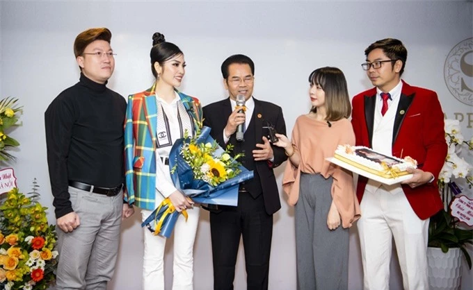 Bên cạnh nghệ thuật, MC - diễn viên Huyền Sâm (cầm hoa), ca sĩ Sỹ Luân (trái) và NSND Trần Nhượng (cầm micro) đều hoạt động tích cực ở lĩnh vực kinh doanh. Cả ba gặp gỡ khi cùng tham gia một tổ chức dành cho giới doanh nhân và trở thành bạn.