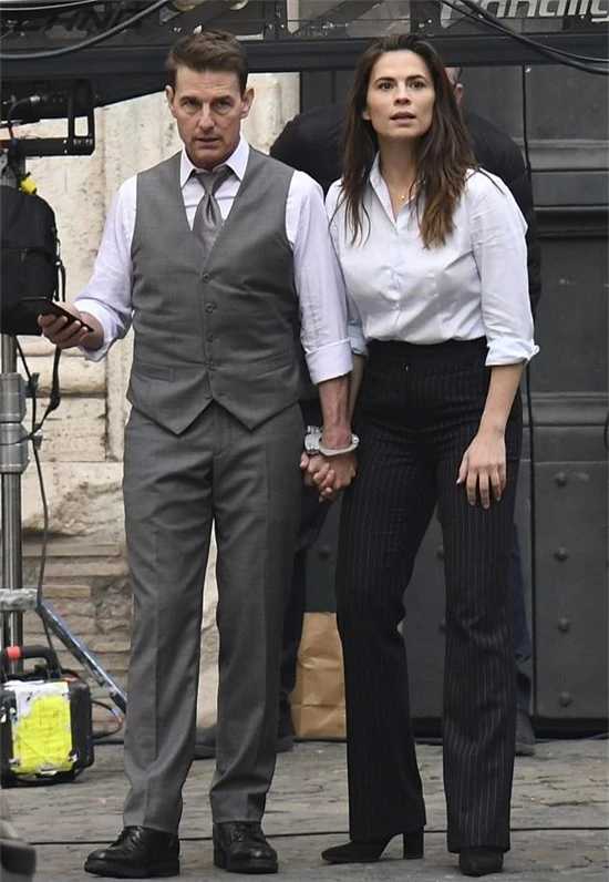 Tom Cruise và Hayley Atwell.