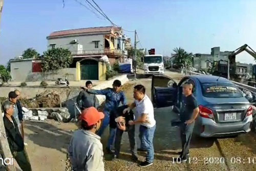 Xác định nhóm nghi can hành hung chủ xe khách ở Thái Bình