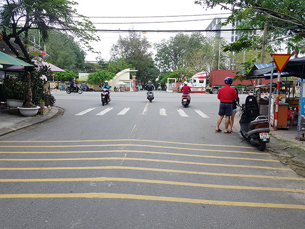 Đà Nẵng: Không bố trí cầu đi bộ qua đường trước cổng trường Đại học Kinh tế