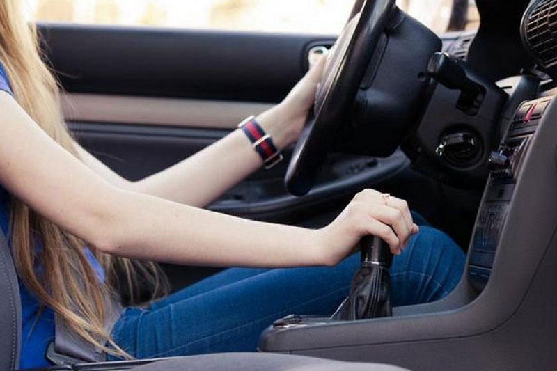 Những điều cấm kỵ nên tránh khi lái xe số sàn