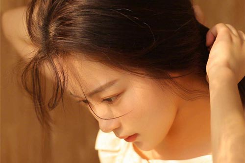 Chồng đuổi vợ đi giữa đêm lạnh giá vì hỗn láo với mẹ chồng, đến khi anh ta nấu cháo cho bà thì mới hiểu sự việc bất thường hôm ấy