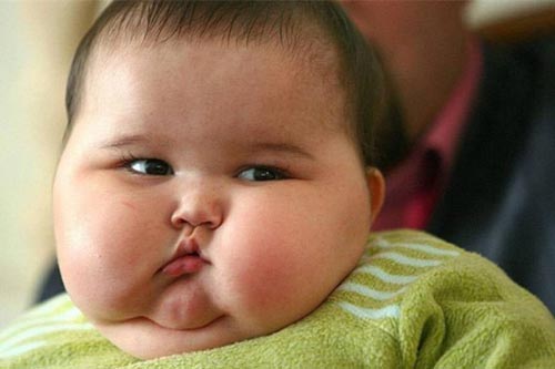 5 dấu hiệu cho thấy cha mẹ đã cho con ăn quá nhiều, cần "phanh" lại ngay