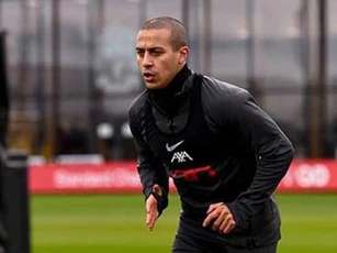 Thiago Alcantara trở lại tập luyện, sẵn cho chặng 'leo dốc' của Liverpool