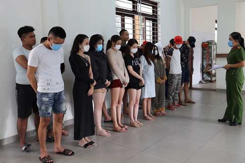 Tây Ninh: Đột kích quán karaoke, phát hiện 22 đối tượng dương tính với ma túy