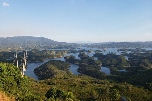 Khám phá "vịnh Hạ Long của Tây Nguyên" hồ Tà Đùng