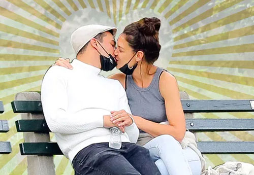 Katie Holmes và bồ trẻ công khai tình yêu trên Instagram