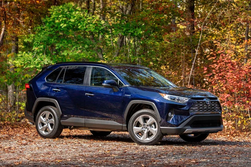 2. Toyota RAV4 (doanh số: 40.250 chiếc).