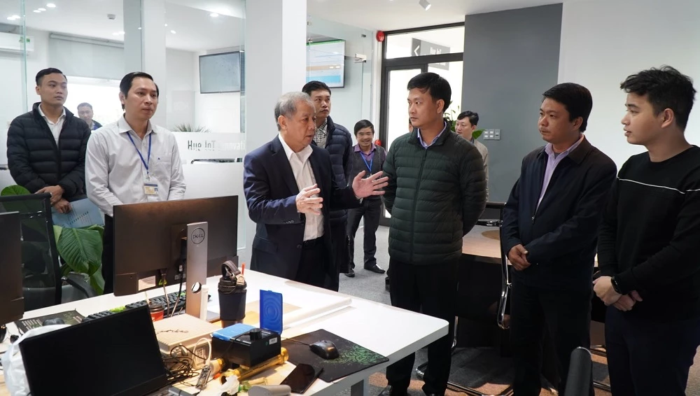 Chủ tịch UBND tỉnh Thừa Thiên Huế Phan Ngọc Thọ thăm Hue IoT Innovation Hub.