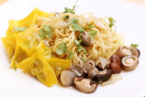 Cách nấu món mì hoành thánh xốt nấm thơm ngon lạ miệng cho bữa sáng
