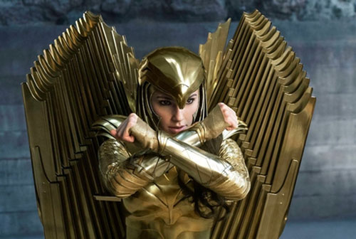 Gal Gadot chật vật mặc giáp Wonder Woman