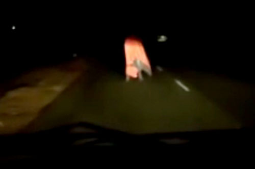 Khóc thét vì gặp 'bóng ma' giữa đường đêm khuya