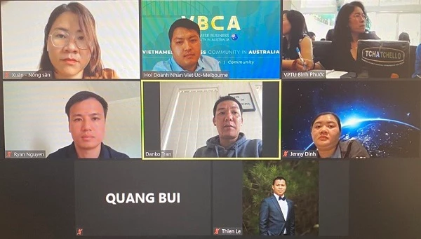 Anh Khoa Phan (Anthony) - Phó Tổng Thư ký Hội doanh nhân Việt Nam tại Úc, Chủ nhiệm Hội Doanh nhân trẻ tại Melbourne (trên, chính giữa) hào hứng cùng các startup tại Úc tham gia Diễn đàn.