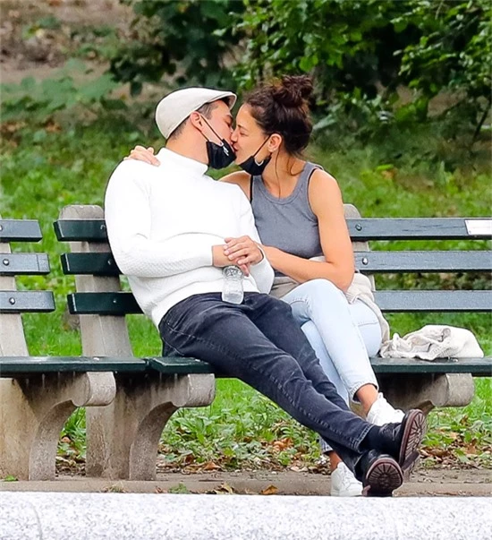 Katie và Emilio hôn nhau trên ghế đá công viên ở New York.