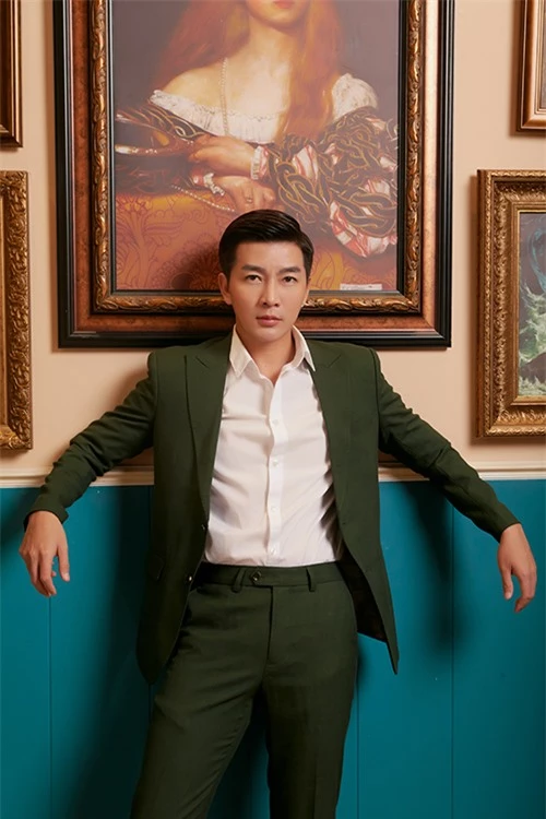 Suit xanh rêu kết hợp cùng sơ mi trắng vừa tôn nét bảnh bao vừa mang lại sự trang nhã cho Nam Hee.