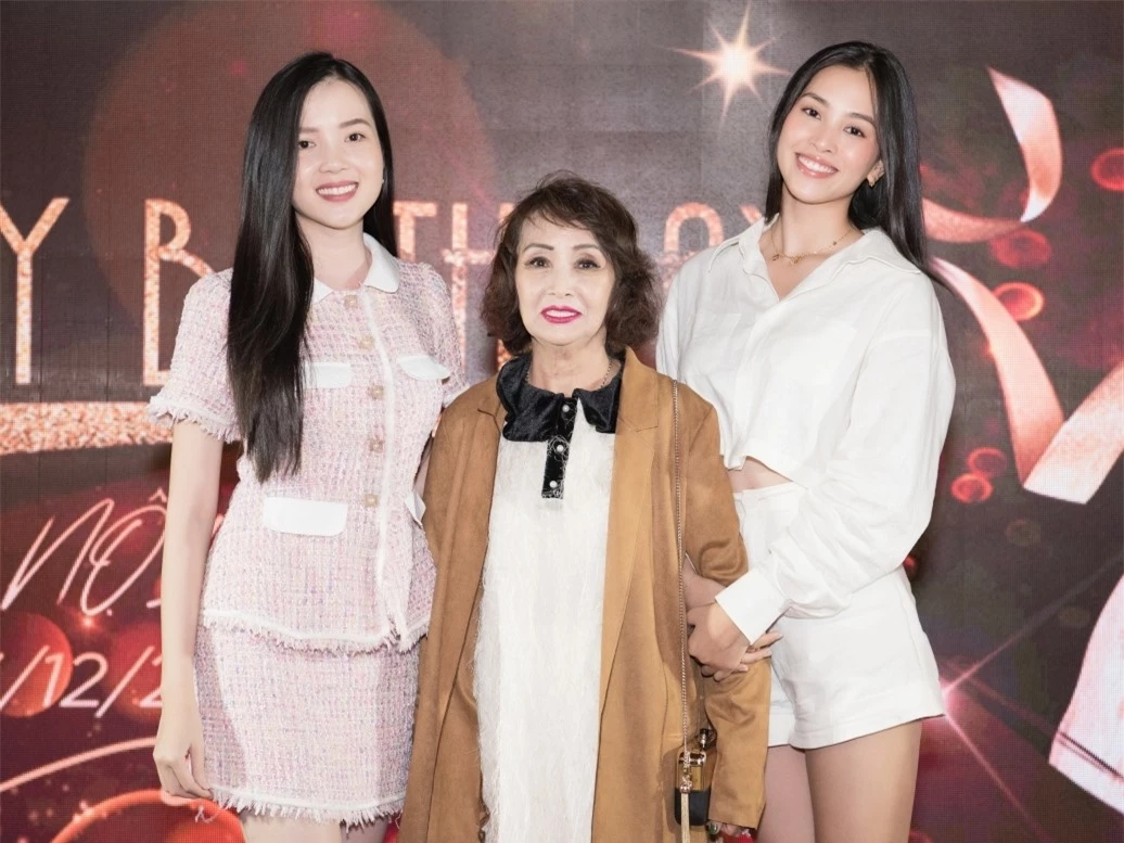 Hoa hậu VN 2018 Tiểu Vy (phải) chọn trang phục giản dị, tôn vóc dáng. Cô chụp ảnh cùng bà Hồng Sương (chủ nhân buổi tiệc) cùng Hoa khôi Du lịch Cần Thơ - Huỳnh Thuý Vi.