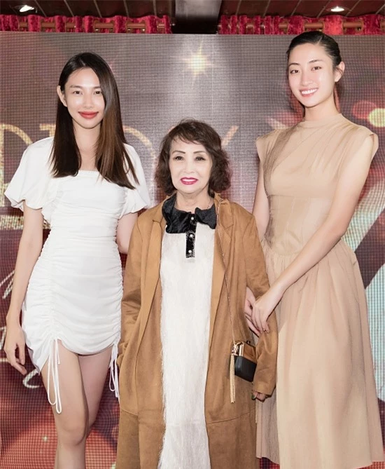 Hoa hậu Thế giới VN 2019 Lương Thùy Linh (phải) và top 5 Hoa hậu VN 2018 Thuỳ Tiên hội ngộ ở tiệc sinh nhật.
