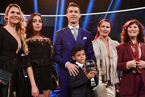 Ronaldo khổ sở vì 2 bà chị chuyên 'vạ miệng'