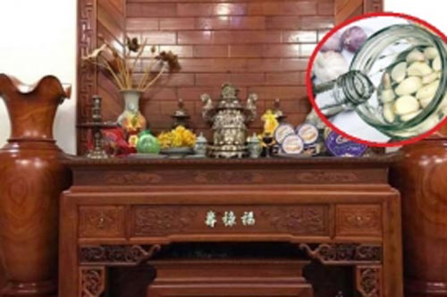 Cuối năm lau bàn thờ đừng dùng nước lã, làm theo cách này để tài lộc hanh thông, năm mới có phúc