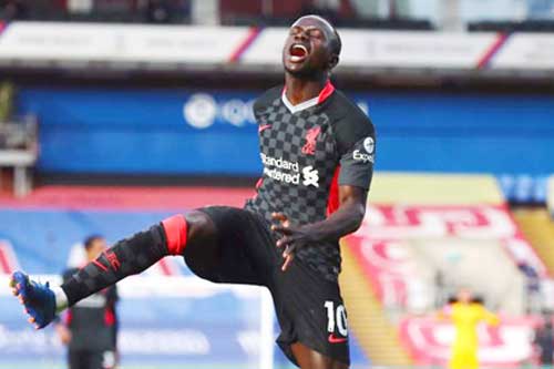 Mane 'nổi điên' với Klopp sau khi bị thay ra bằng Salah