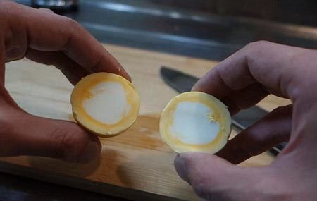 Tuyệt chiêu luộc trứng đảo lộn lòng siêu kỳ lạ