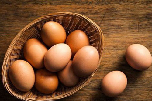Người mắc bệnh đau mắt đỏ ăn trứng được không?