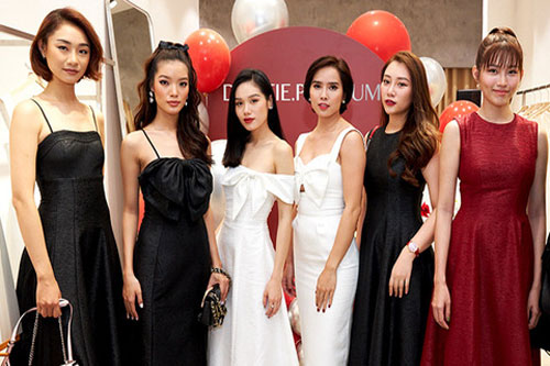 Bella Mai đọ sắc với dàn 'chân dài'