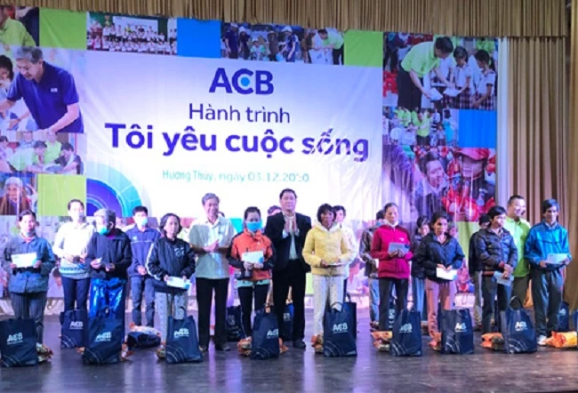 Những phần quà ý nghĩa từ hành trình “Tôi yêu cuộc sống” của Ngân hàng ACB là nguồn động viên, hỗ trợ kịp thời để những gia đình nghèo sớm vượt qua khó khăn; giúp các em học sinh nghèo có thêm nghị lực phấn đấu vươn lên trong học tập.