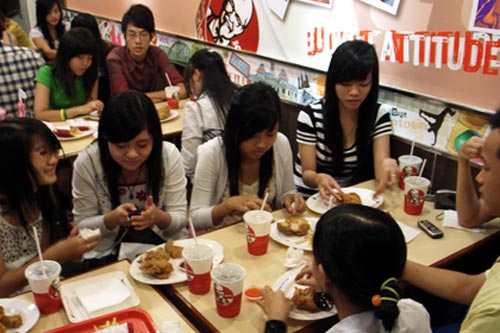 Nguy cơ tăng cân do thói quen xấu trước khi đi ngủ