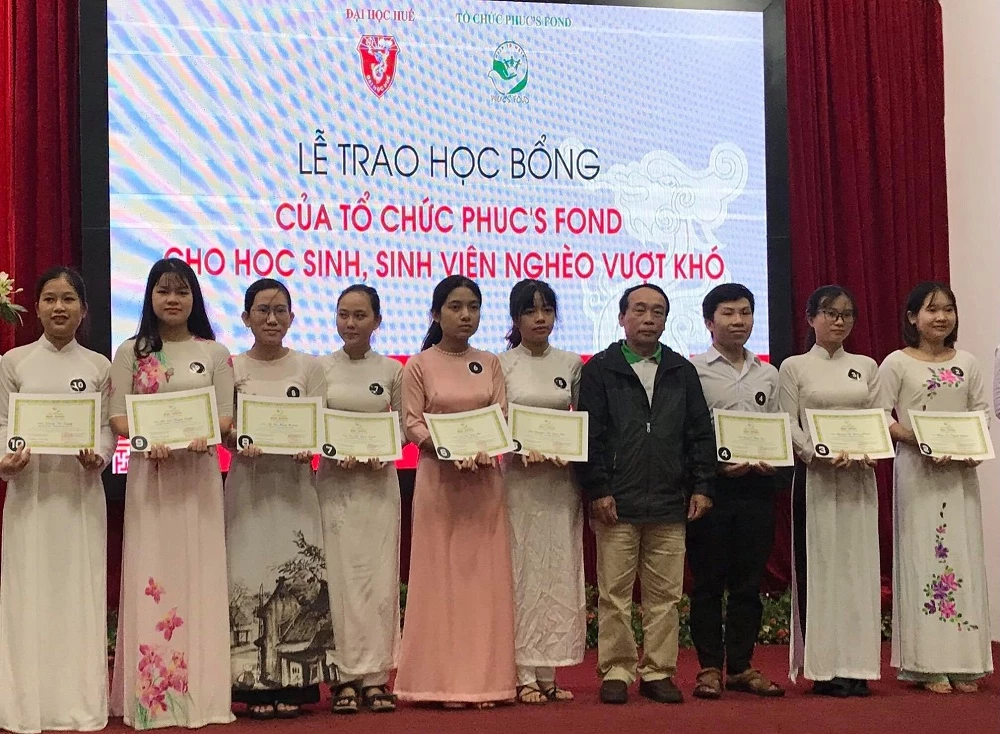 Đại diện Quỹ Phuc’s Fond trao học bổng cho học sinh, sinh viên nghèo hiếu học tỉnh Thừa Thiên Huế. 