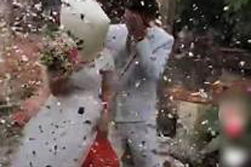 Cô dâu chú rể bị “tấn công” ngay trước cổng nhà, dù xua tay xin tha nhưng vẫn không thoát được