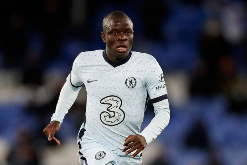 =5. N'Golo Kante (Chelsea, định giá hiện tại: 60 triệu euro, mức giảm 40 triệu euro).