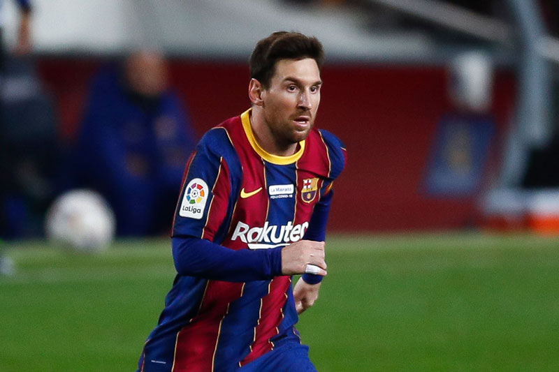 Messi cân bằng kỉ lục ghi bàn của Pele, lập tức được 'tiền bối' chúc mừng