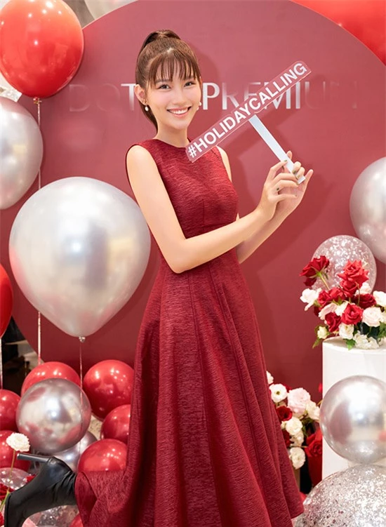 Quỳnh Châu rực rỡ trong bộ váy đỏ phù hợp không khí Giáng sinh. Cô giữ vai trò MC, cầm trịch buổi giới thiệu sưu tập mới.